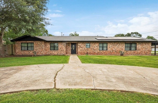 4 bedroom home in Bridge City