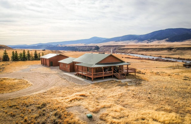 4 Bedroom Home on 20 acres with private access to the Madison River