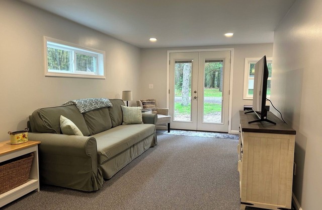 4 bedroom home, View and Access to Lake Tawas. Kayaks. Sleeps 9. King Bed.