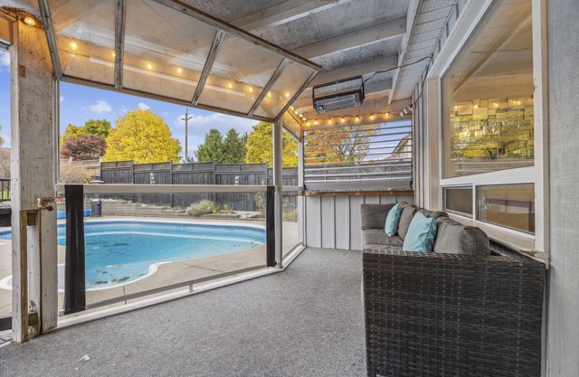 4 Bedroom Home with Hot Tub, Pool, BBQ and Backyard Oasis
