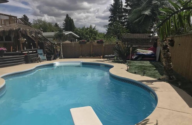 4 Schlafzimmer Haus 3. Badezimmer, tropischer Garten im Paradies mit Pool, Whirlpool, Tiki-Bar. Voll ausgestattete Bar im Erdgeschoss und zweites Wohnzimmer mit 70-Zoll-Fernseher und Kareoke-Raum. 3. Stock Kinoraum mit großer Leinwand und vibrierenden...
