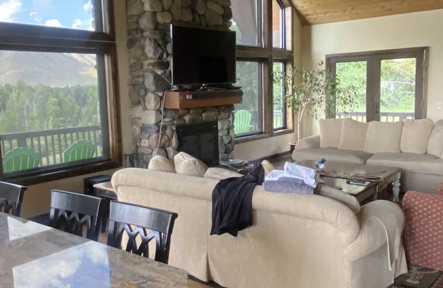 4-bedroom house 6 miles south of Ketchum