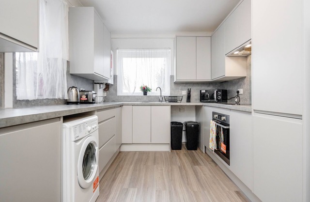 4 Bedroom House, Free Parking, Contractor's Haven