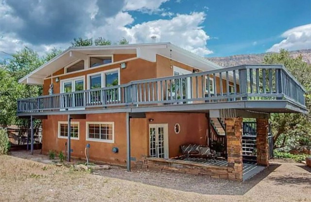 4-bedroom house in enchanting Jemez Springs on river