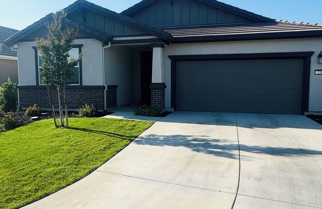 4-bedroom house in charming Lincoln with Hot Tub, bbq, indoor/outdoor living
