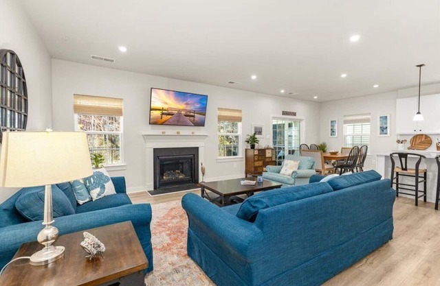 4-bedroom house in charming Berlin with 2 pools, Fishing pier, and fitness room