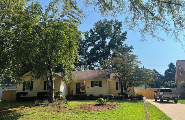 4-bedroom house in enchanting Athens city with big family room, AC. Book now