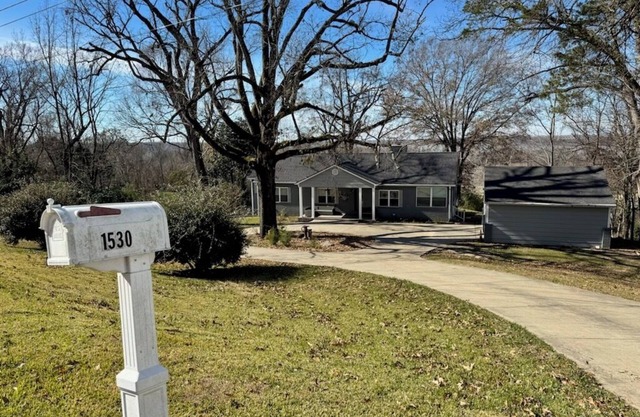 4-bedroom house in historic Vicksburg with AC, WiFi, Pet friendly.