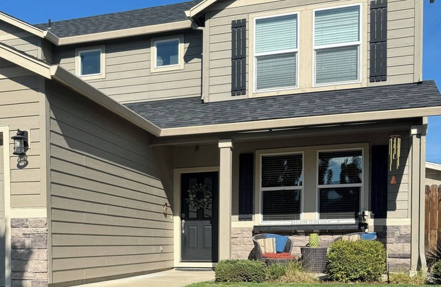 4-bedroom house in lovely Medford with AC, Close to Rogue X, beautiful patio.