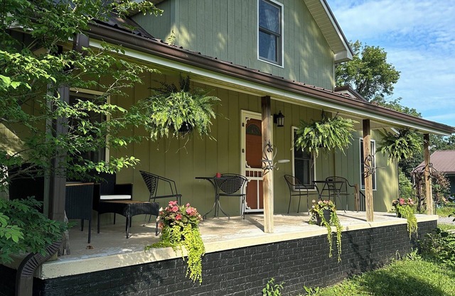 4-bedroom house in marvelous Lynchburg with private inground pool and sauna