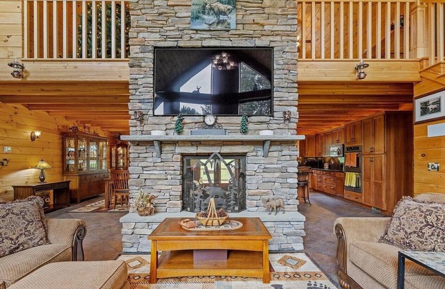 4-bedroom house in Northville. Sleeps 14. WiFi, AC, Fireplace