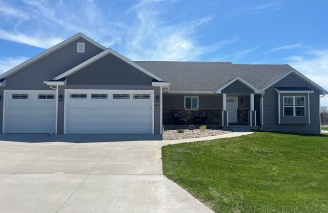 4-bedroom house in peaceful Neenah with AC, WiFi. Perfect for EAA travelers.