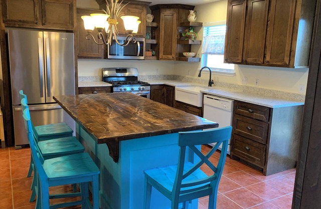 4-bedroom house in phenomenal Manor with WiFi, AC