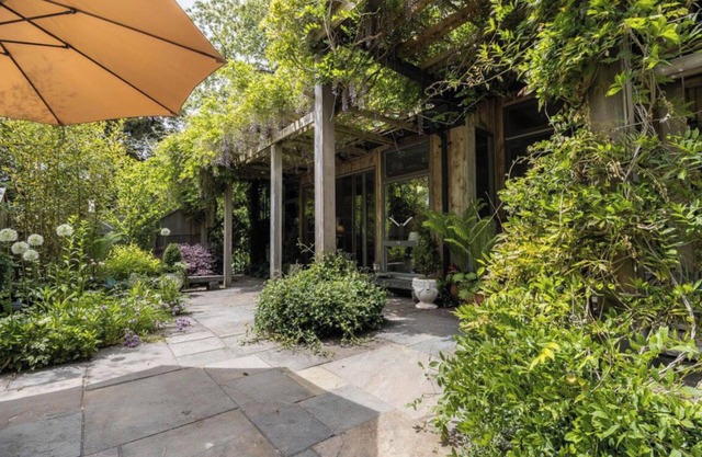 4-bedroom house in Shelter Harbor w/ private access to pristine Weekapaug Beach