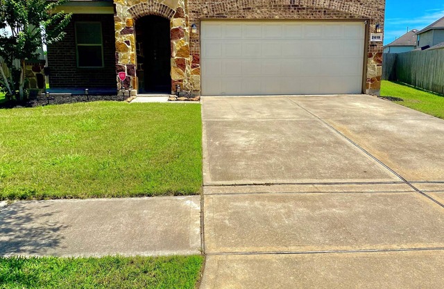 4-bedroom house in welcoming Missouri City with WiFi, AC near NRG Stadium