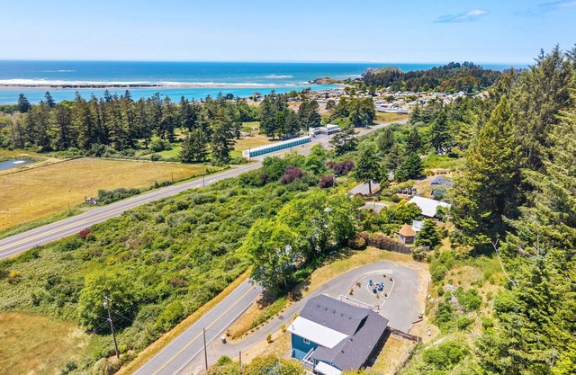 4-bedroom house in Smith River near the beach, fishing, and Redwoods