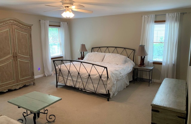 4-bedroom house in Southampton w/Private lake property