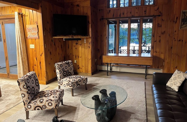 4-bedroom house in welcoming Warrensburg with Hot Tub