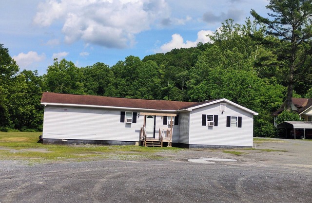 4 bedroom house just outside of OakHill and 1 mile to Ace Raft and pet friendly