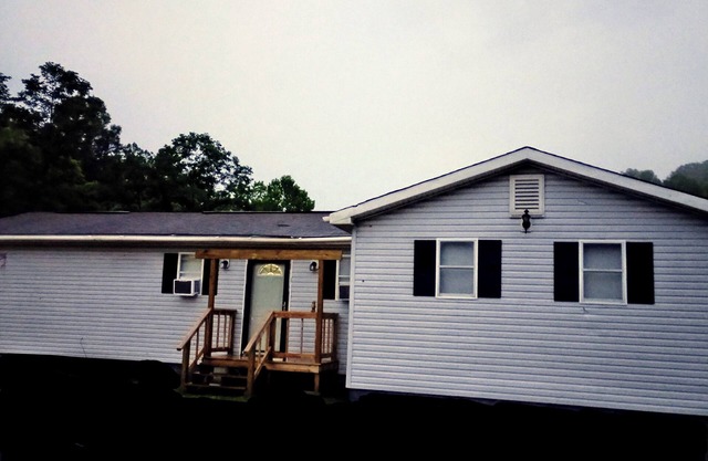 4 bedroom house sleeps 13 with huge backyard right before Ace Adventure resort