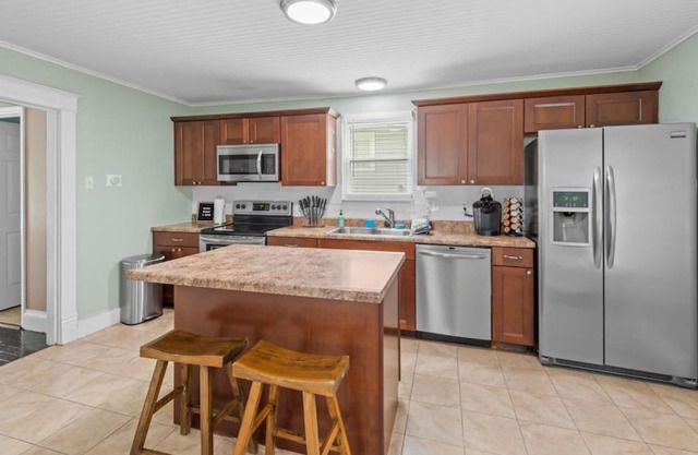 4 Bedroom House, sleeps 12, short walk to Main St!