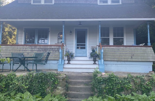4-bedroom house in Saunderstown with AC, Porch Overlooking Narragansett Bay
