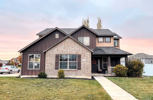 4 Bedroom House w/ Garage, Office, Parks, Mountains, Recreation & Shopping
