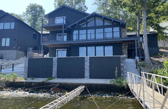 4 bedroom house w/pool - short walk from Shady Gators and H. Toad