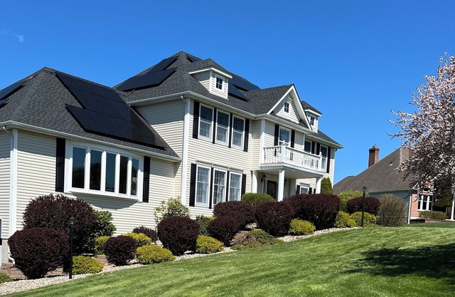 4-bedroom house with pool, hot tub in charming Lagrangeville with, AC. Enjoy.