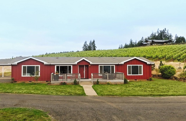 4-bedroom house with picturesque views of Mt. Hood