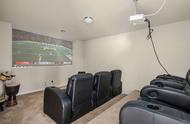 4 bedroom house with theatre! 10 minutes from Six Flags Hurricane Harbor!
