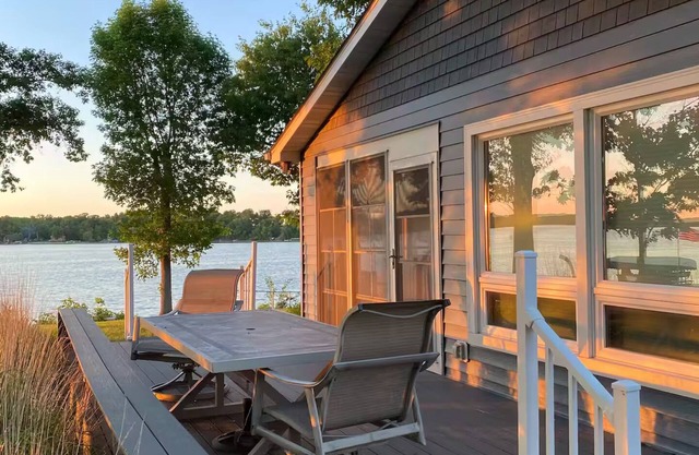 4-bedroom Lake cabin on Roberds Lake with WiFi, AC. Close to Faribault.