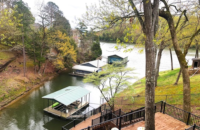 4 bedroom lake house at Pickwick
