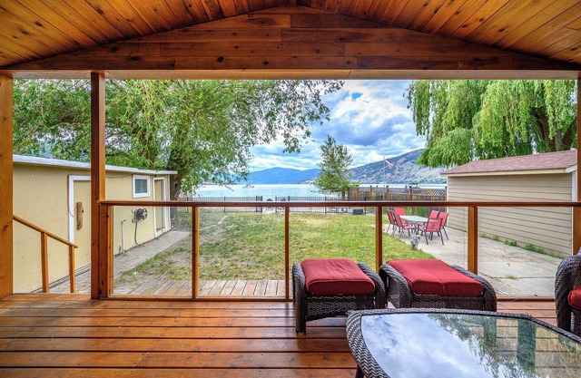 4 bedroom - Lakefront Home - Private Beach - Pet Friendly - Close to Town
