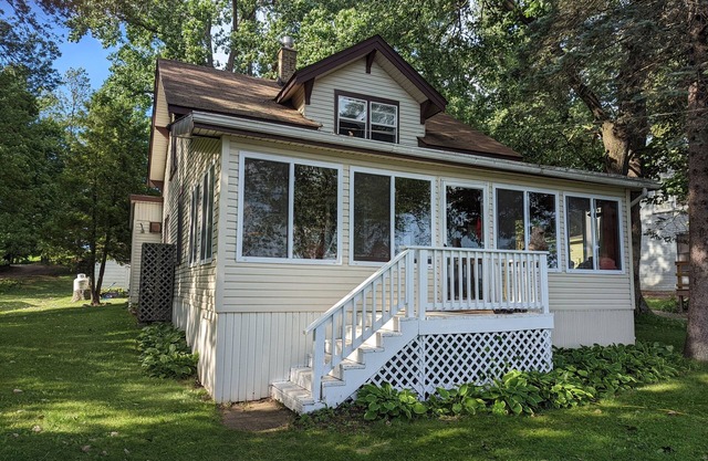 4 bedroom lakefront cottage