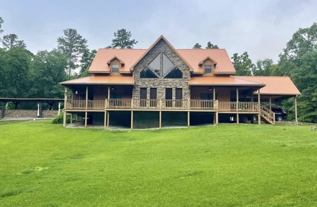 4-bedroom Lakehouse literally a minute to Grenada Lake Salt Water Pool Beautiful