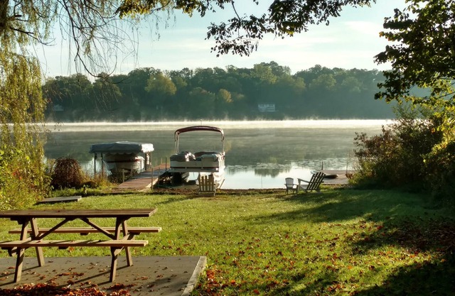 4-Bedroom Lakehouse with Hottub and Sand Beach - Pet Friendly!