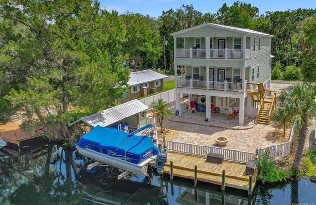 4 bedroom on deep water canal w/ boat dock. Ideal quiet location. 4 kayaks.
