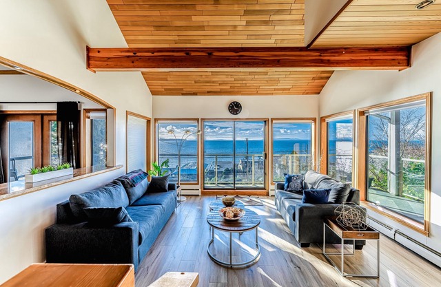 4 bedroom Panoramic Ocean View House