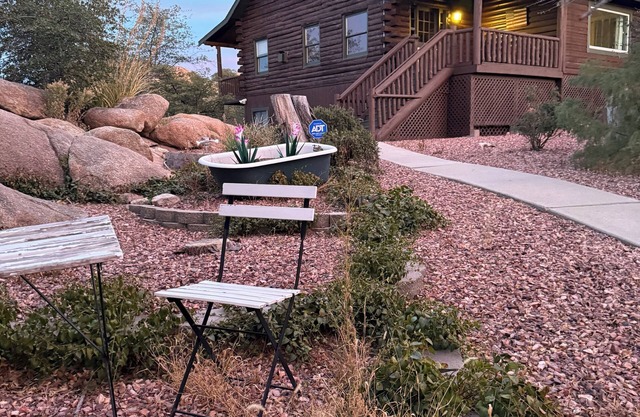 4 bedroom peaceful cabin with breathtaking views, walk to lake.