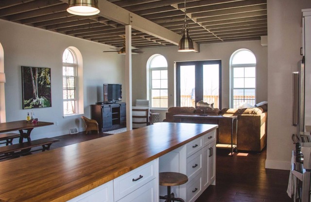 4 Schlafzimmer Penthouse mit Blick auf den unteren Hafen in der Innenstadt von Marquette