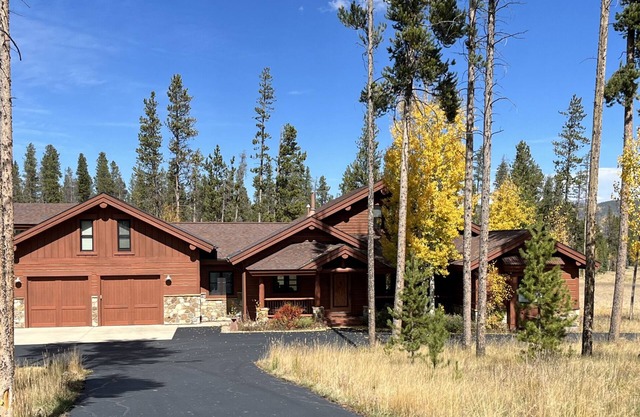 4 Bedroom pet friendly home with stunning views close to Winter Park Ski Resort