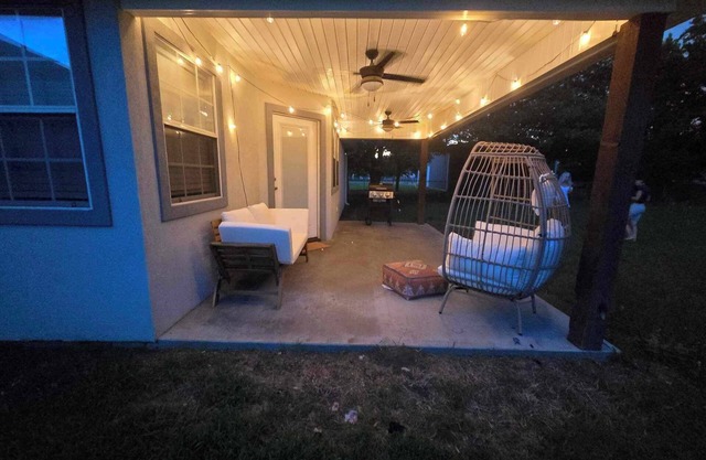 4 bedroom; pet friendly; grill; close to airport and casino
