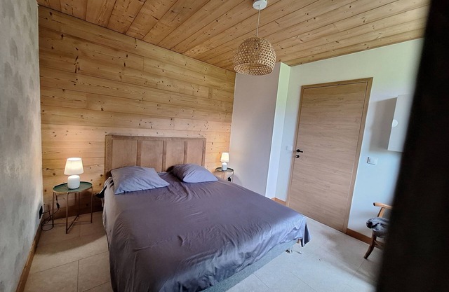 One of a kind! Cosy house with private sandy beach, riverfront, games room