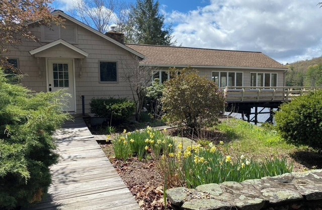 4 Bedroom Rustic Cottage Overlooking Lake