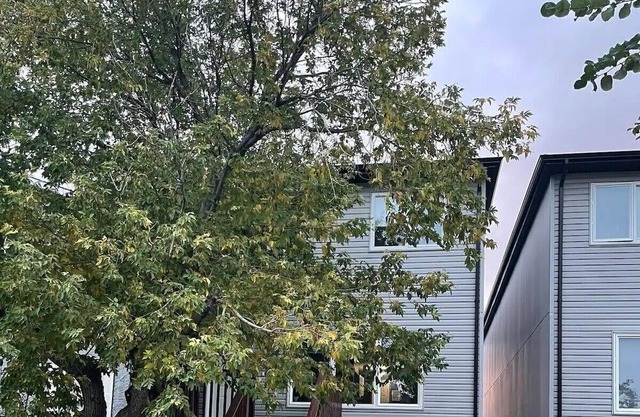 4 Bedroom Spacious House In Regina! Close to downtown & Mosaic Stadium.