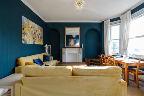 4 bedroom Stunning Flat Near Westfield & Trains