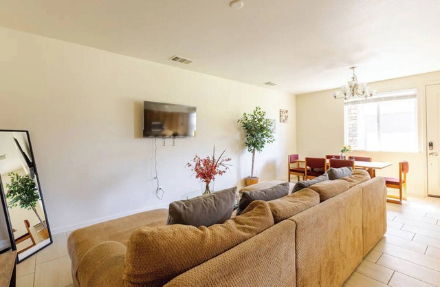 4-bedroom townhome family friendly in amazing Carson City with Parking, WiFi