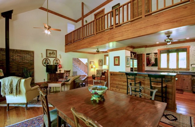 HOMBRE DE ACERO ! 4 Bedroom upscale neighborhood open concept HogarNiños 14yrs +