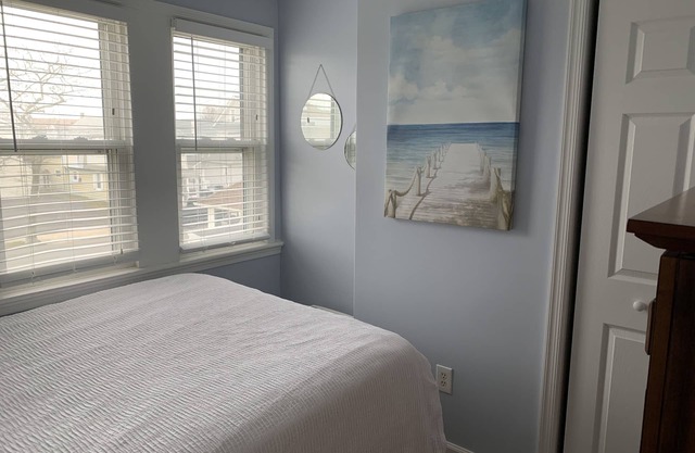 4 Bedroom upstairs unit only 2 blocks to the beach!